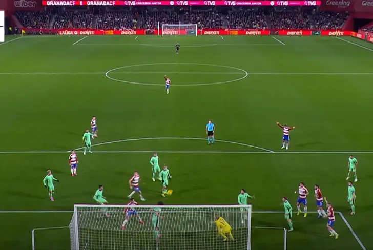 Salvada de Witsel en la línea.