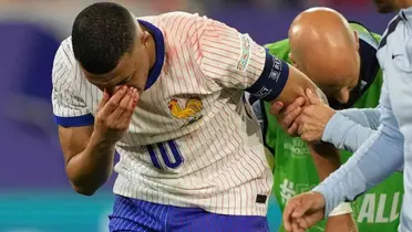 Así se retiraba Mbappé en el partido de Francia ante Austria.