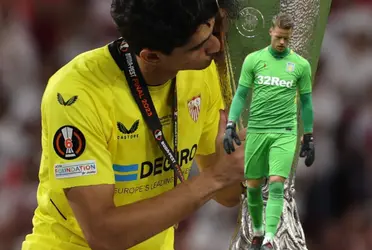 Bono se fue al Al-Hilal a cambio de 20 millones de euros y se suponía que con esa millonada el Sevilla iría a por un portero de primer nivel, pero la realidad es otra.