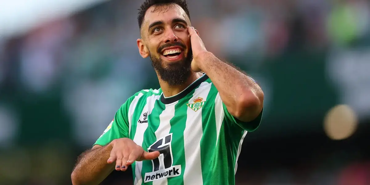 Borja Iglesias con la camiseta del Betis, club del cual se desvinculará. (Foto: Getty Images)