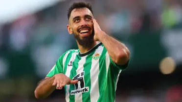 Borja Iglesias con la camiseta del Betis, club del cual se desvinculará. (Foto: Getty Images)