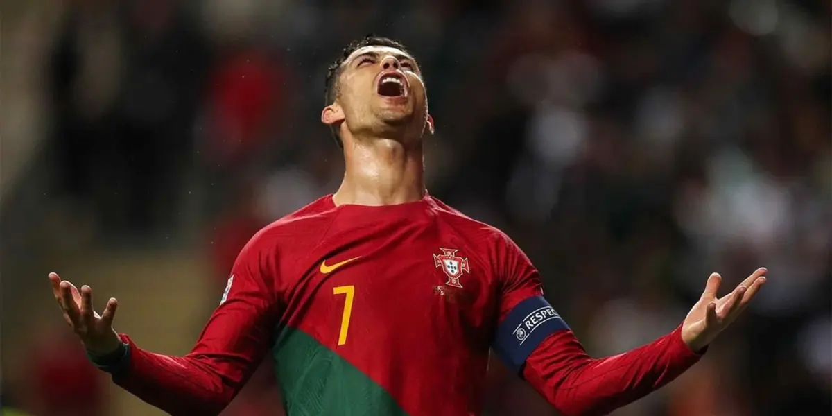 CR7 lamentándose con la camiseta de Portugal.