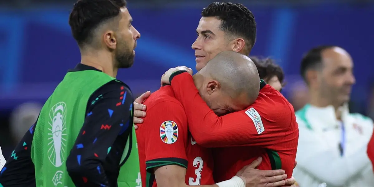 Cristiano Ronaldo consola a Pepe tras la eliminación de Portugal. (Foto: EFE)