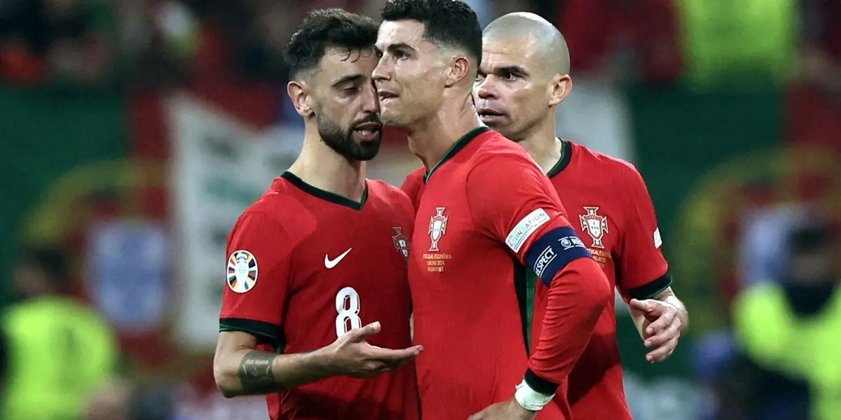 Cristiano siendo contenido por sus compañeros. (Foto: EFE)
