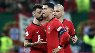 Cristiano siendo contenido por sus compañeros. (Foto: EFE)
