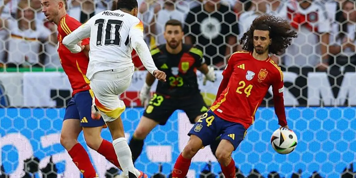 Cucurella golpea con la mano el remate de Musiala. (Foto: EFE)