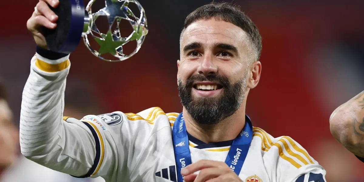 Dani Carvajal con el premio al mejor jugador de la final.