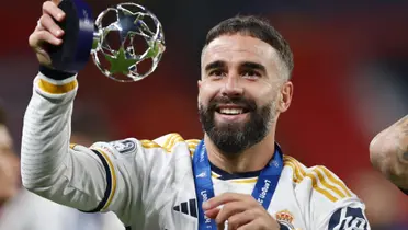 Dani Carvajal con el premio al mejor jugador de la final.