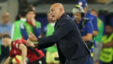 De La Fuente da indicaciones a sus dirigidos. (Foto: EFE)