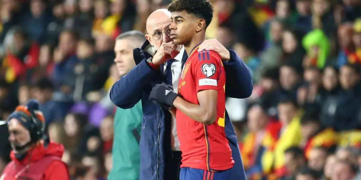 De La Fuente dialoga con Lamine Yamal. (Foto: Estadio Deportivo)