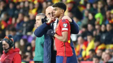 De La Fuente dialoga con Lamine Yamal. (Foto: Estadio Deportivo)