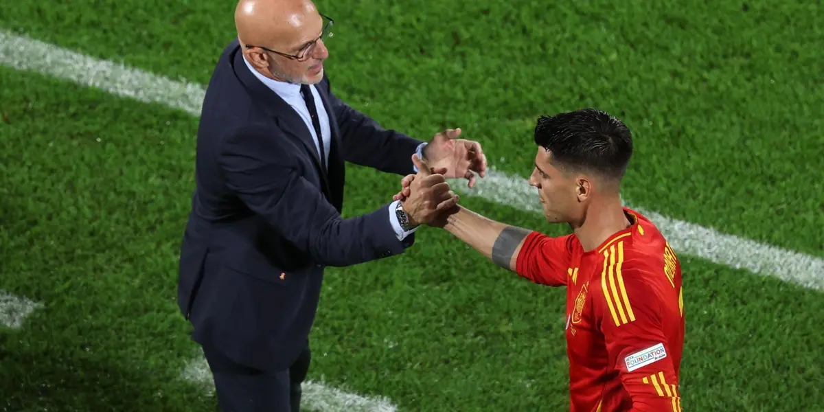 De La Fuente saluda a Morata tras sustituirlo. (Foto: EFE)