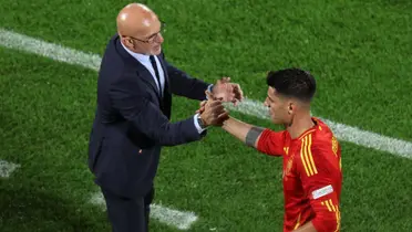 De La Fuente saluda a Morata tras sustituirlo. (Foto: EFE)