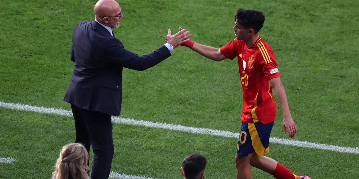 De La Fuente saluda a Pedri tras ser sustituido. (Foto: EFE)