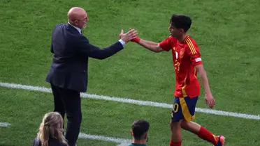 De La Fuente saluda a Pedri tras ser sustituido. (Foto: EFE)
