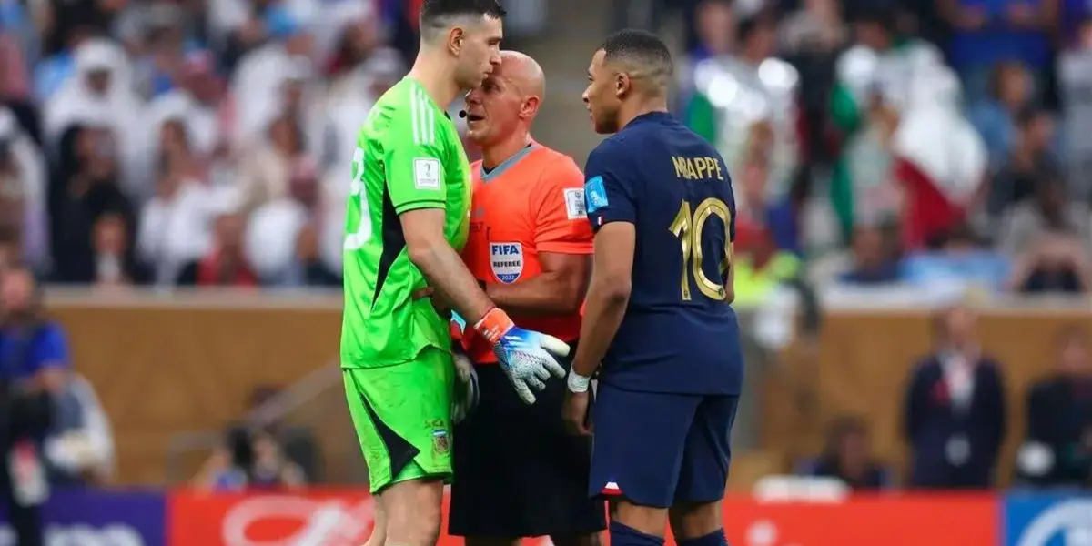 Dibu Martínez y Mbappé en el Mundial de Qatar.