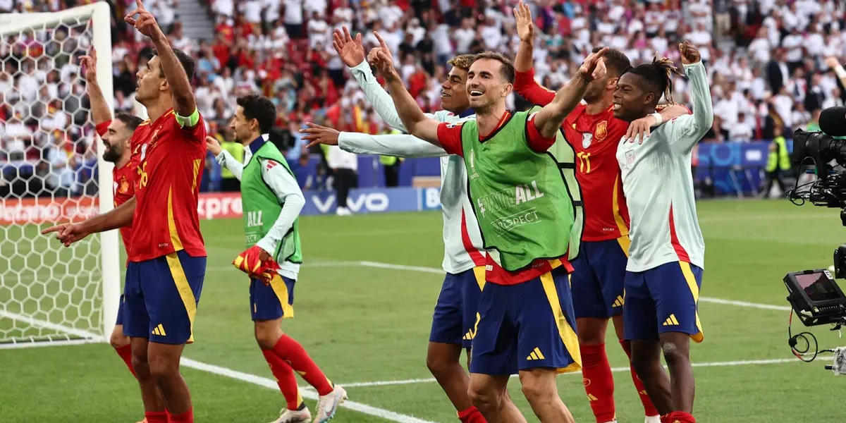 España festejando tras eliminar a Alemania en los cuartos de final. (Foto: EFE)