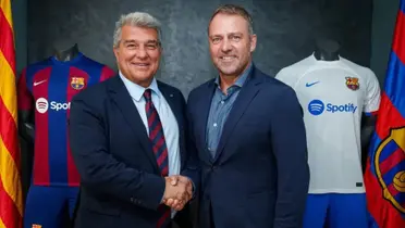 Hansi Flick en su presentación como entrenador del FC Barcelona junto a Joan Laporta. (Foto: FC Barcelona)