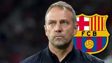 Hansi Flick y el escudo del FC Barcelona.