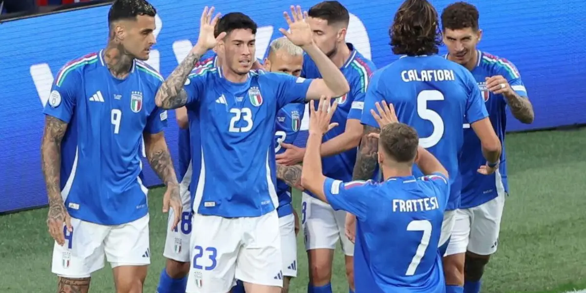 Italia festeja tras su gol a Albania en su primer partido.