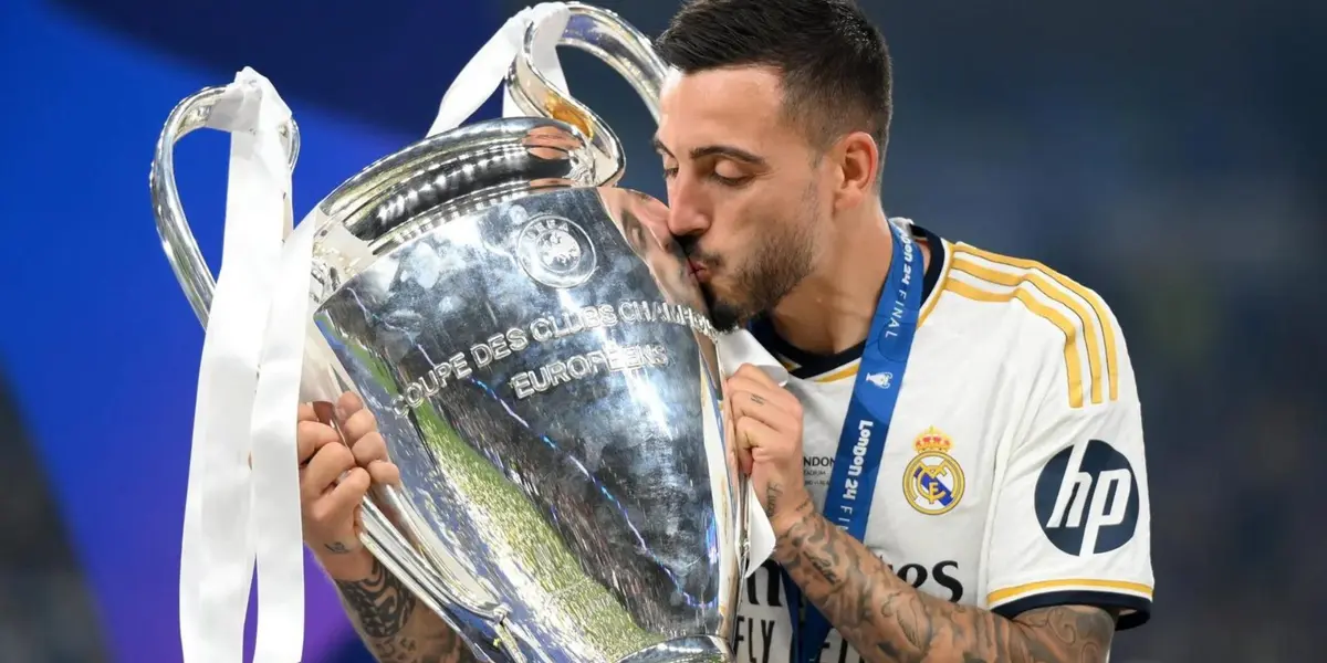Joselu besa la Orejona conseguida en Londres. (Foto: Real Madrid)