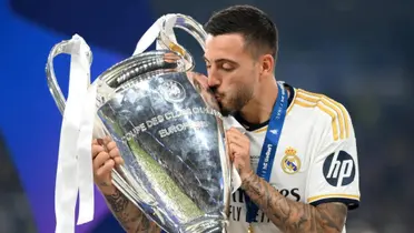 Joselu besa la Orejona conseguida en Londres. (Foto: Real Madrid)