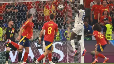 Kolo Muani se impone ante la defensa española. (Foto: EFE)