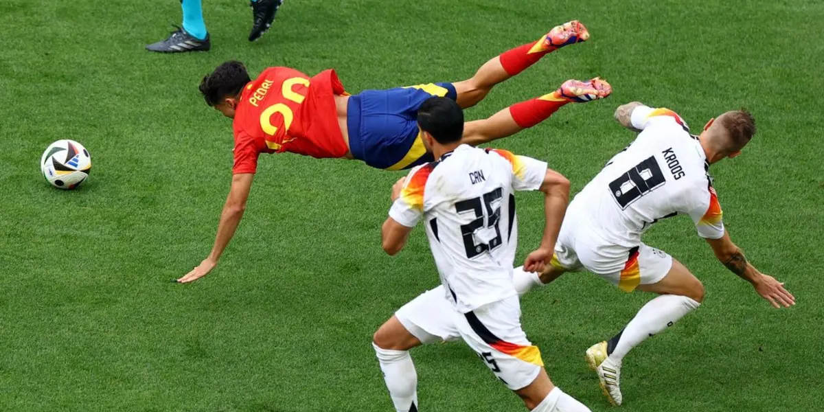 Kroos le encaja una dura entrada a Pedri. (Foto: EFE)
