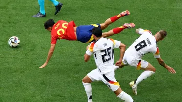 Kroos le encaja una dura entrada a Pedri. (Foto: EFE)