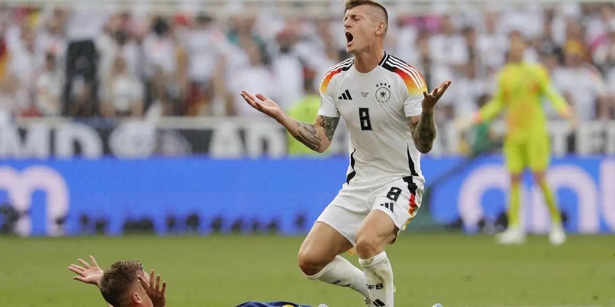 Kroos se queja por la decisión del árbitro. (Foto: EFE)