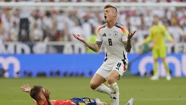 Kroos se queja por la decisión del árbitro. (Foto: EFE)