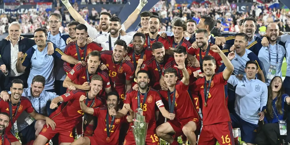 La Selección española celebrando su último título en 2023, la Nations League.