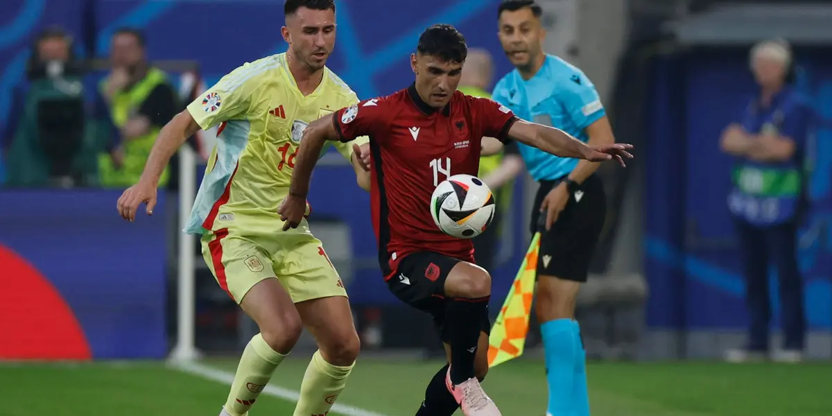 Laporte marcando a Laci en el España-Albania. (Foto: EFE)