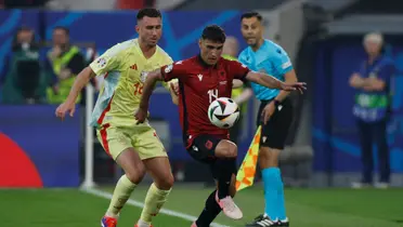Laporte marcando a Laci en el España-Albania. (Foto: EFE)