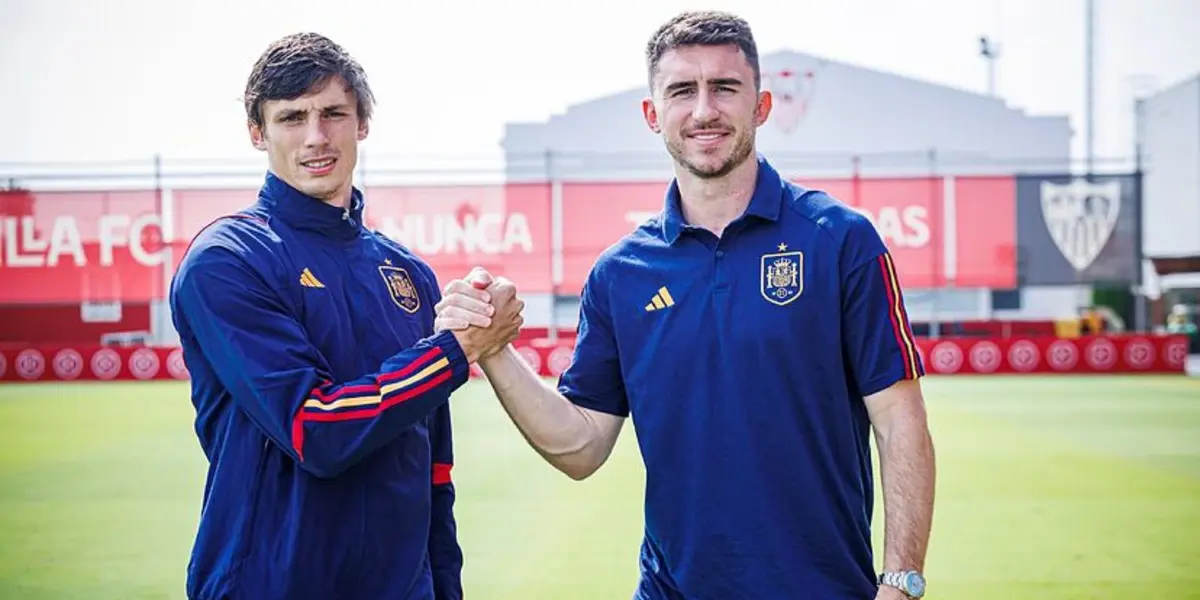 Le Normand y Laporte se dan un apretón de manos en el campo del Sevilla. (Foto: RFEF)