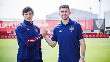 Le Normand y Laporte se dan un apretón de manos en el campo del Sevilla. (Foto: RFEF)