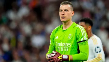Lunin con el buzo del Real Madrid.