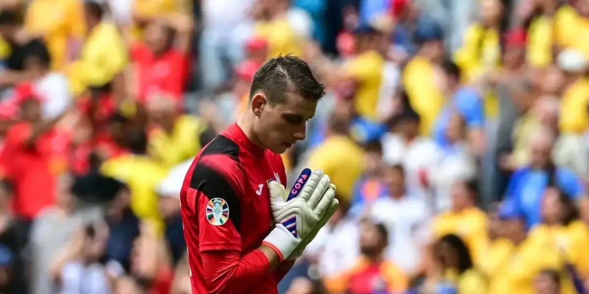 Lunin pidiendo perdón tras sus errores ante Rumanía.