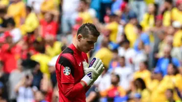 Lunin pidiendo perdón tras sus errores ante Rumanía.