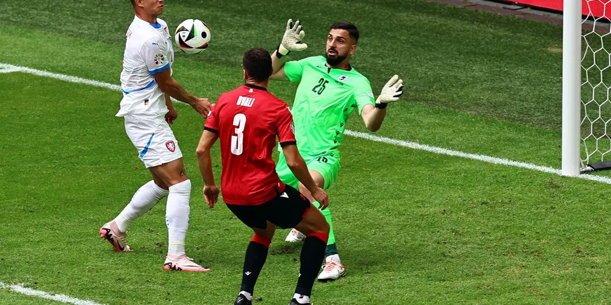 Mamardashvili tapando ante República Checa. (Foto: EFE)