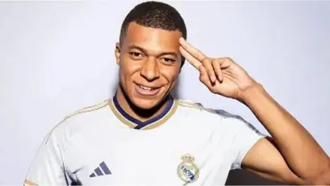 Mbappé con la camiseta del Real Madrid.
