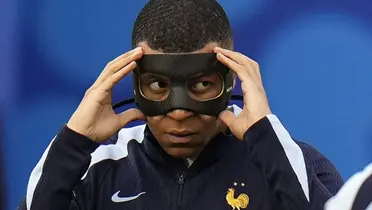 Mbappé con la máscara durante el entrenamiento de Francia.