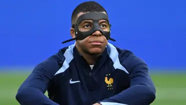 Mbappé con la máscara que utilizó ante Polonia. (Foto: EFE)