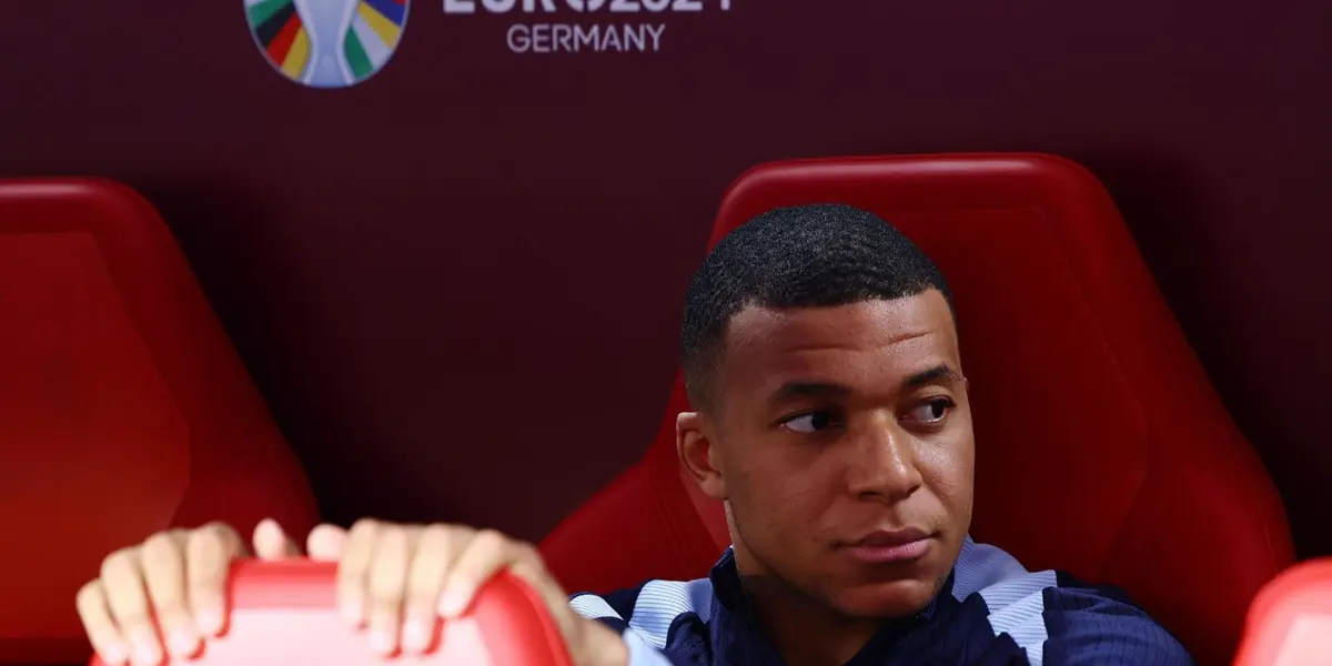 Mbappé en el banquillo ante Países Bajos.