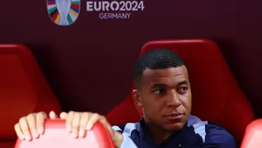 Mbappé en el banquillo ante Países Bajos.