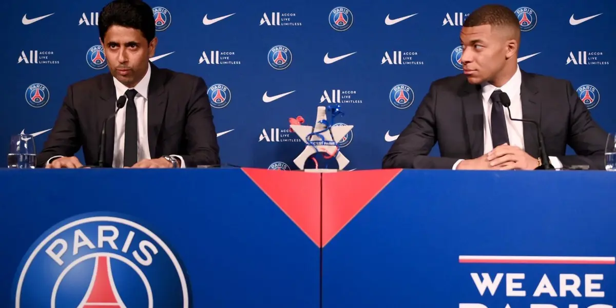 Mbappé junto a Al-Khelaifi en rueda de prensa.