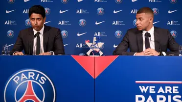 Mbappé junto a Al-Khelaifi en rueda de prensa.