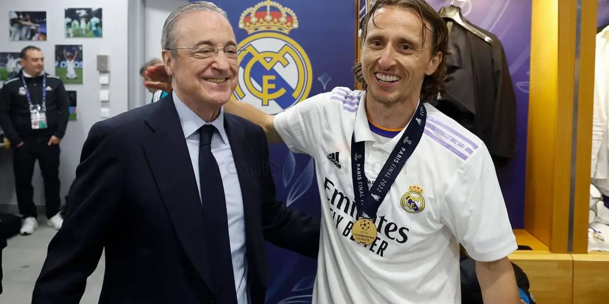 Modric y Florentino Pérez abrazados en el camerino.