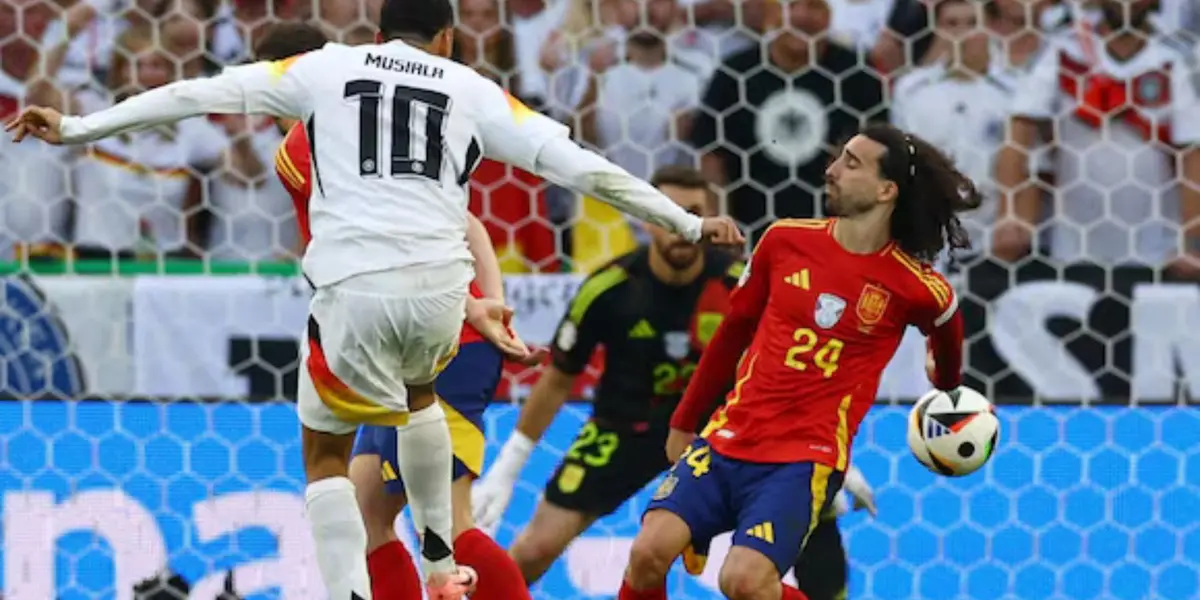 Musiala remata y Cucurella frena su disparo con la mano. (Foto: Captura transmisión)