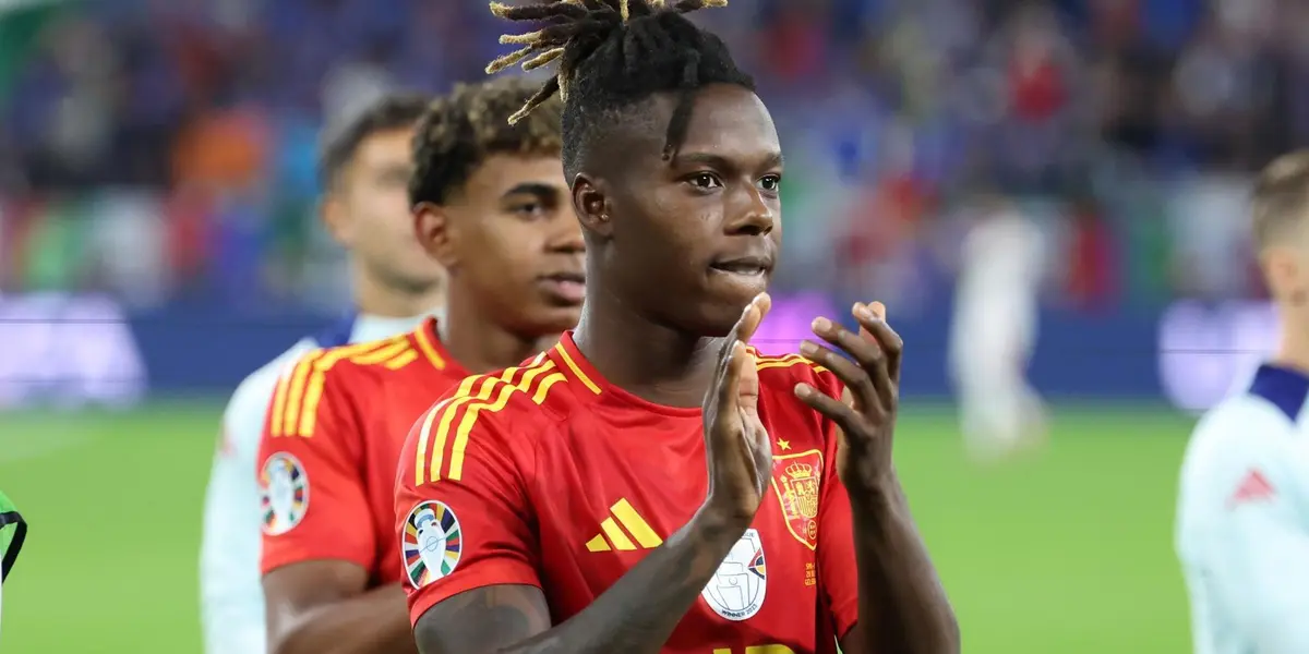 Nico Williams aplaudiendo a los aficionados españoles presentes en el estadio.